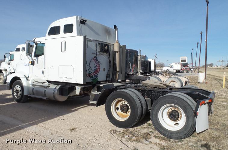 image for item L1637 2007 International 9400i semi truck