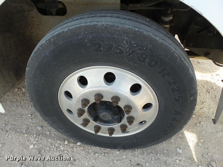 image for item L1637 2007 International 9400i semi truck