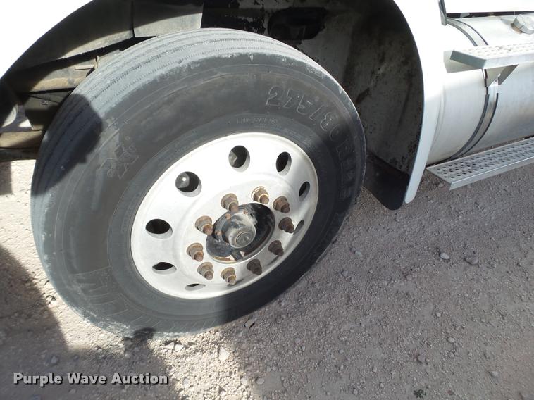 image for item L1637 2007 International 9400i semi truck