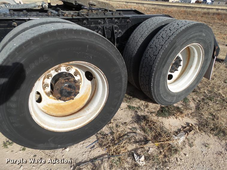 image for item L1637 2007 International 9400i semi truck