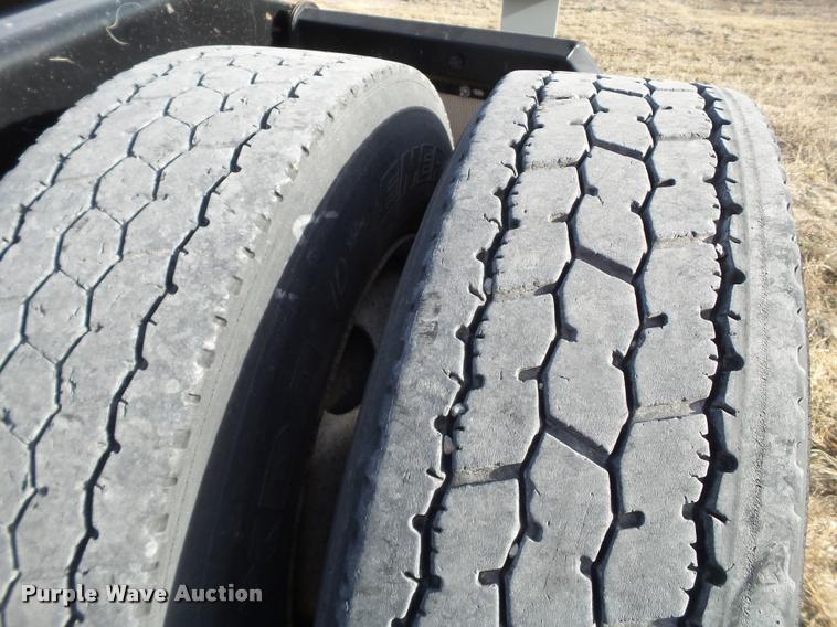 image for item L1637 2007 International 9400i semi truck