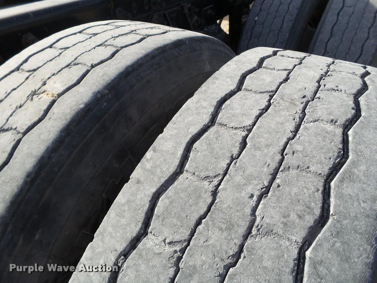 image for item L1637 2007 International 9400i semi truck