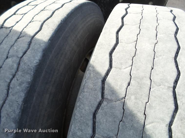 image for item L1637 2007 International 9400i semi truck