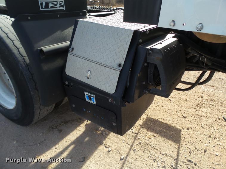 image for item L1637 2007 International 9400i semi truck