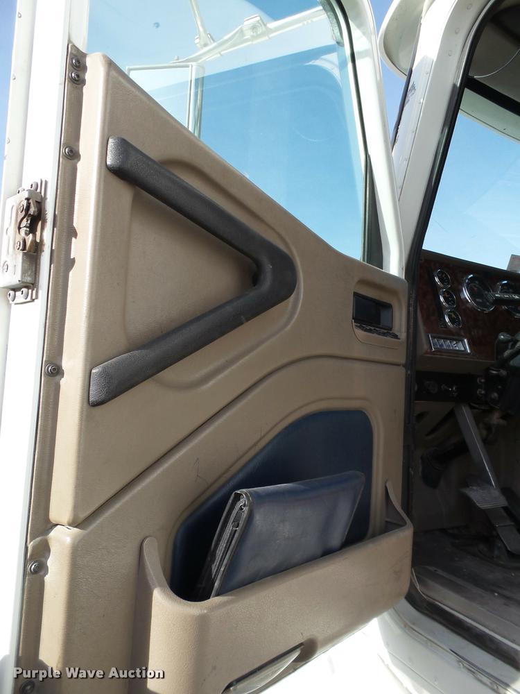 image for item L1637 2007 International 9400i semi truck