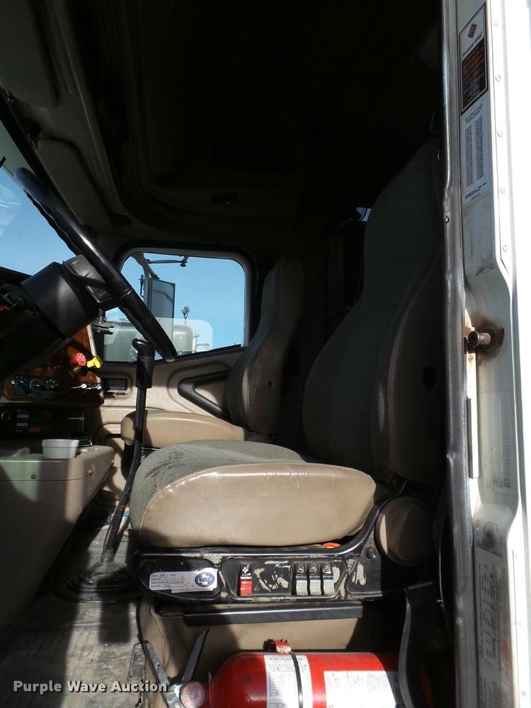 image for item L1637 2007 International 9400i semi truck