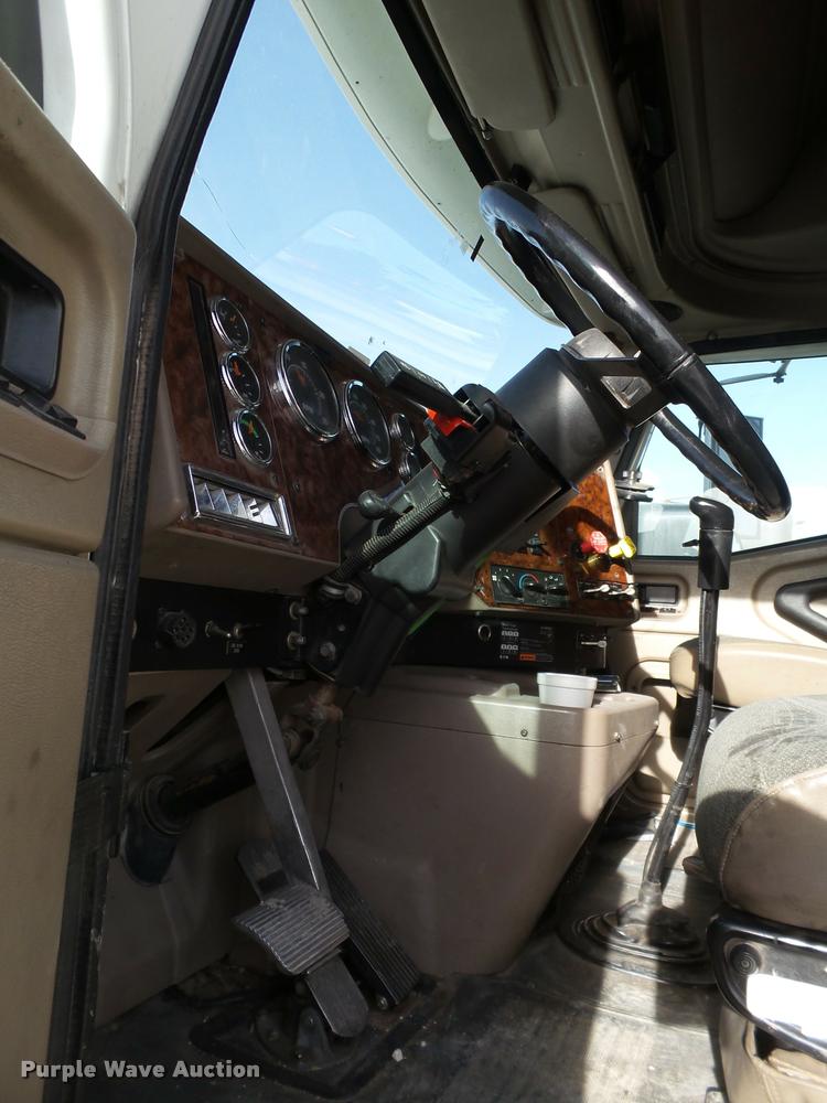 image for item L1637 2007 International 9400i semi truck