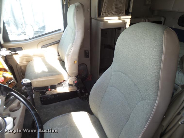 image for item L1637 2007 International 9400i semi truck