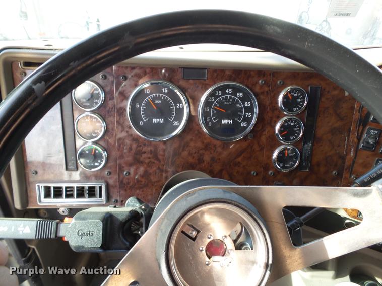 image for item L1637 2007 International 9400i semi truck