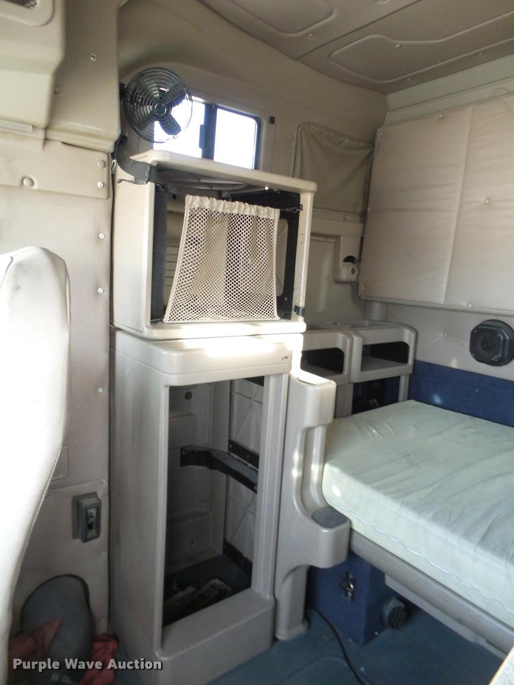 image for item L1637 2007 International 9400i semi truck