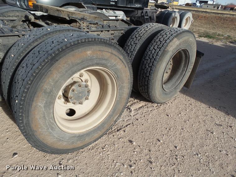 image for item L1638 2007 International 9400i semi truck