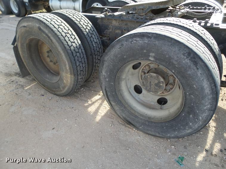 image for item L1638 2007 International 9400i semi truck