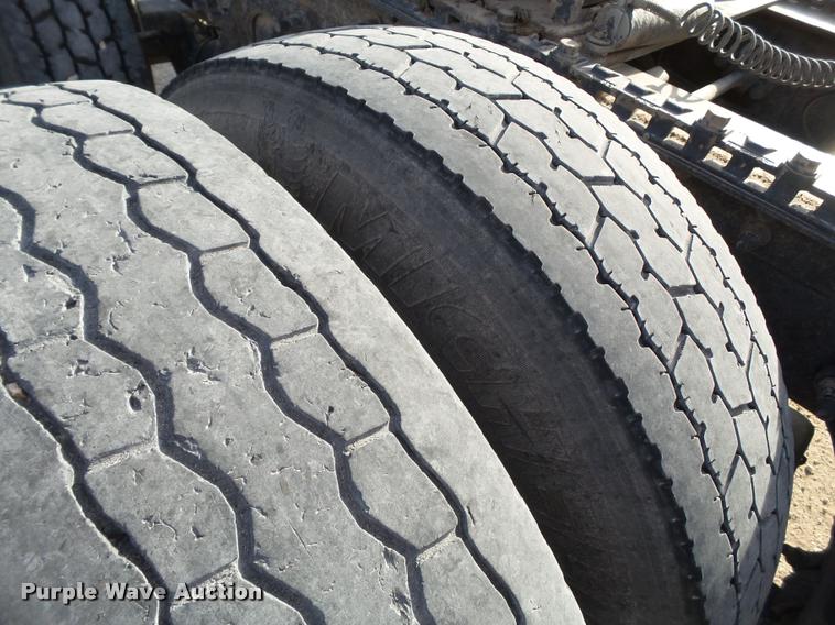 image for item L1638 2007 International 9400i semi truck