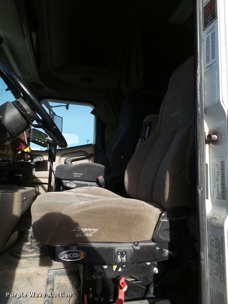 image for item L1638 2007 International 9400i semi truck