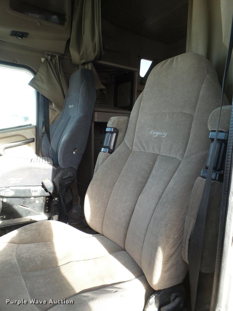 image for item L1638 2007 International 9400i semi truck