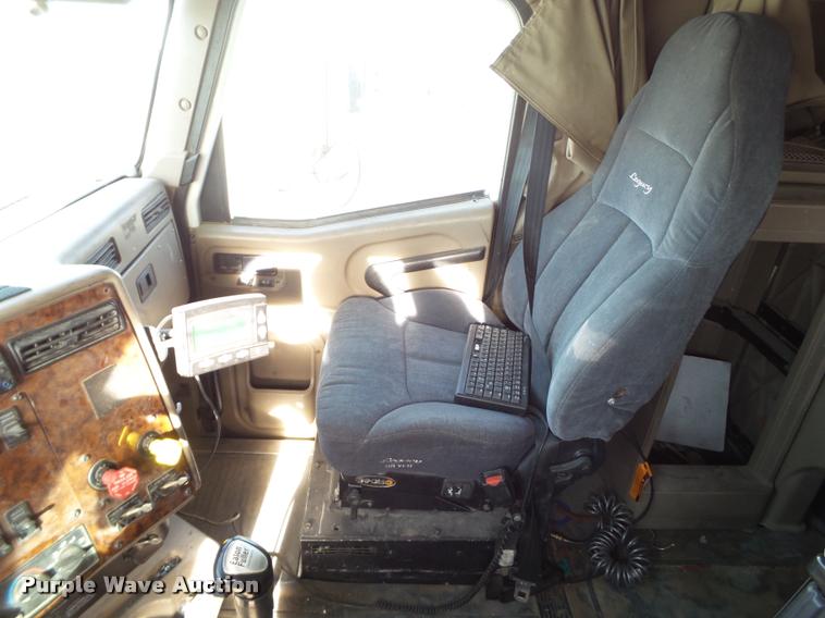 image for item L1638 2007 International 9400i semi truck