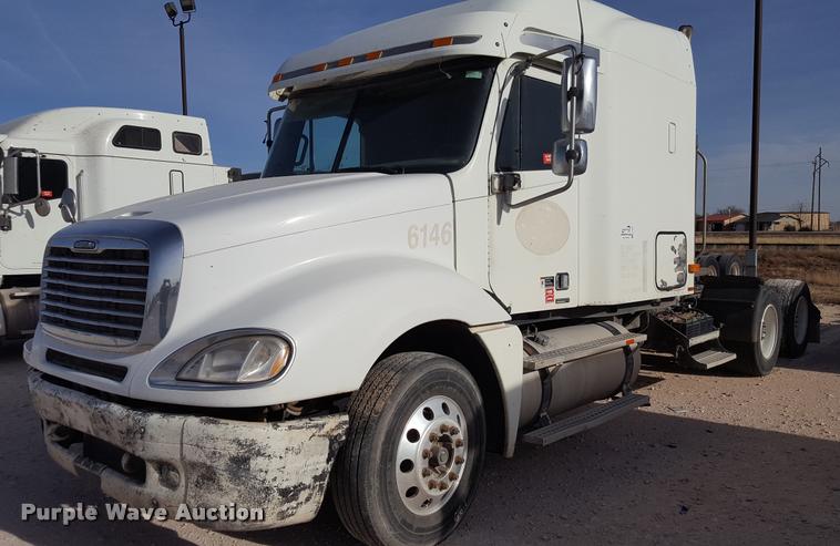 image for item L1639 2004 Freightliner Columbia semi truck