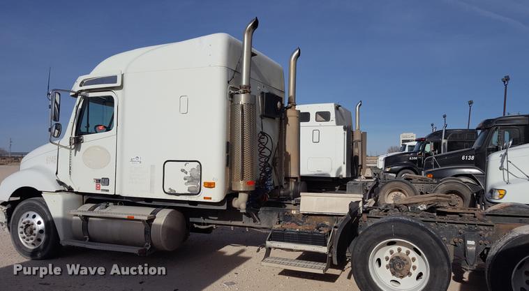 image for item L1639 2004 Freightliner Columbia semi truck