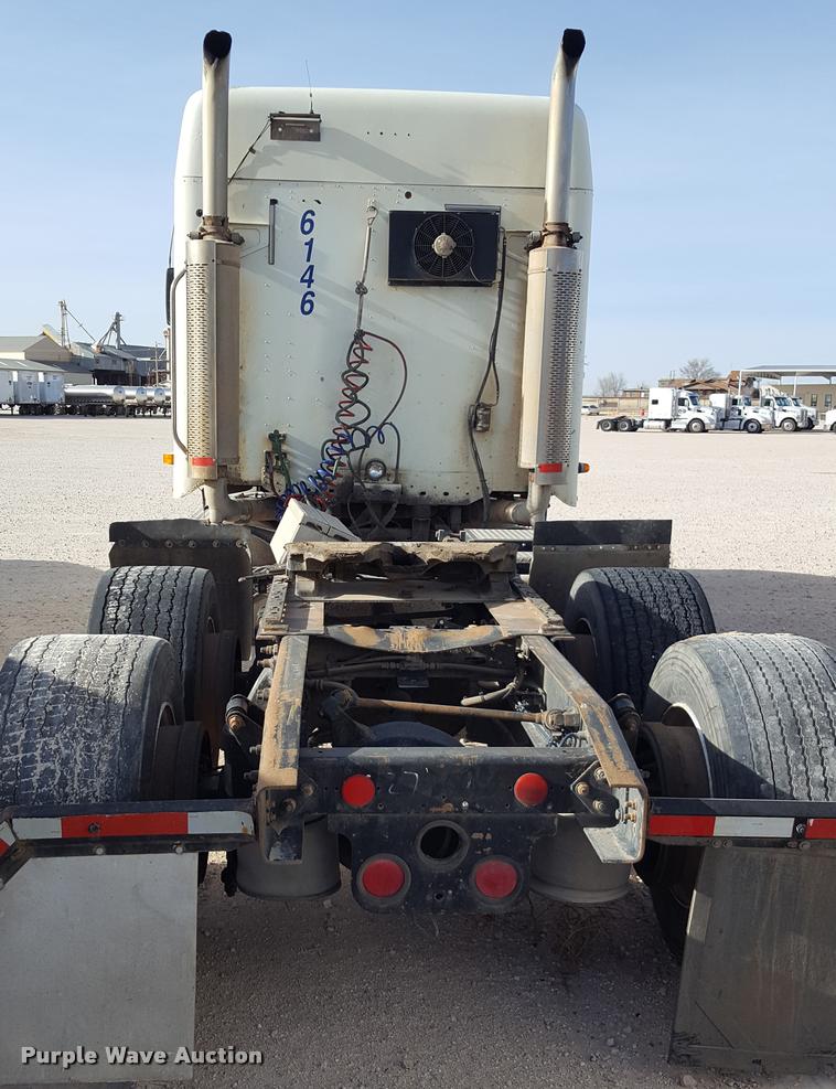 image for item L1639 2004 Freightliner Columbia semi truck