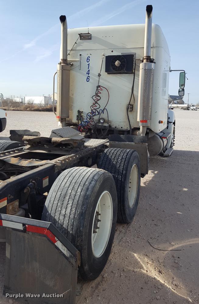 image for item L1639 2004 Freightliner Columbia semi truck