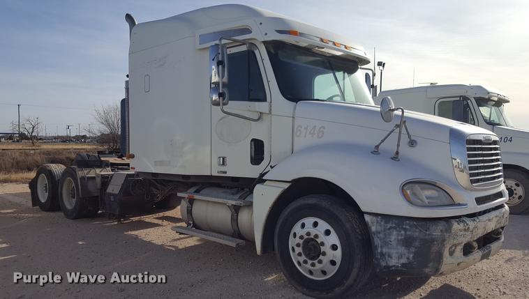 image for item L1639 2004 Freightliner Columbia semi truck