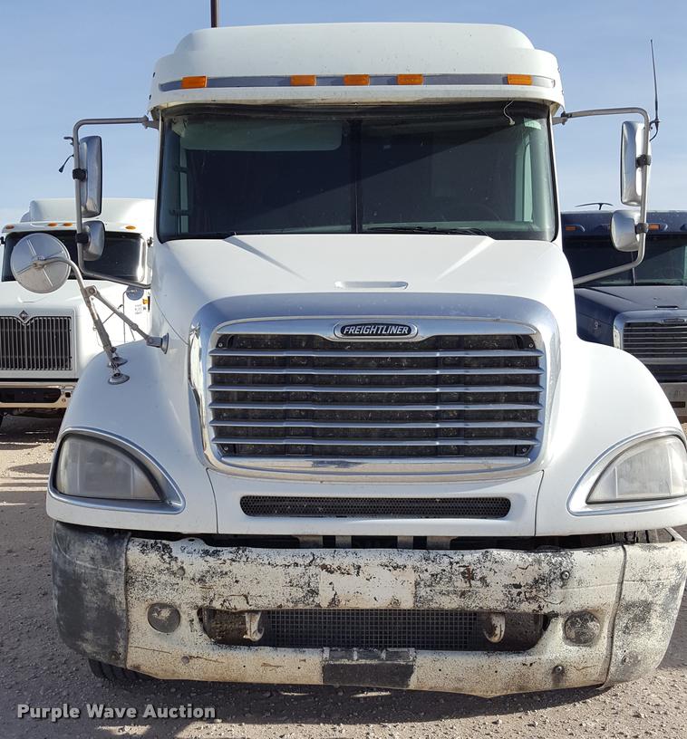 image for item L1639 2004 Freightliner Columbia semi truck