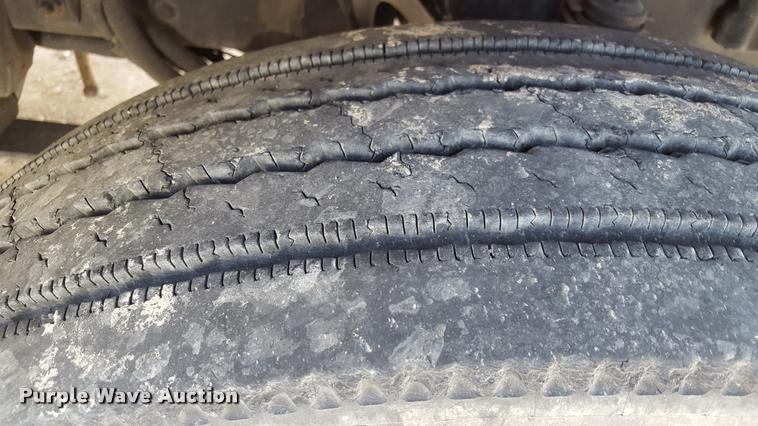 image for item L1639 2004 Freightliner Columbia semi truck