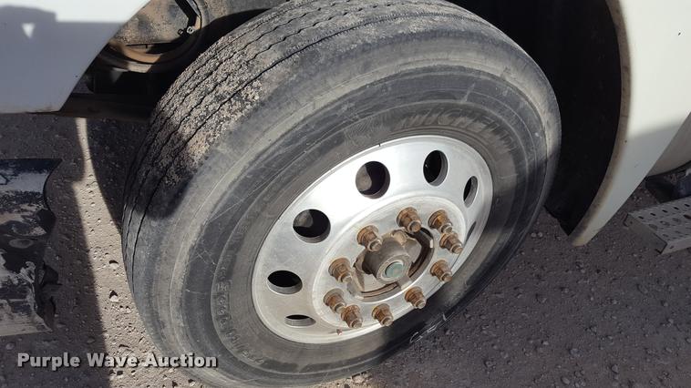 image for item L1639 2004 Freightliner Columbia semi truck