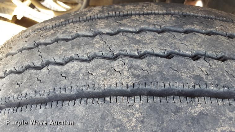 image for item L1639 2004 Freightliner Columbia semi truck