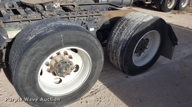 image for item L1639 2004 Freightliner Columbia semi truck