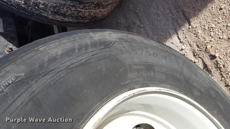 image for item L1639 2004 Freightliner Columbia semi truck