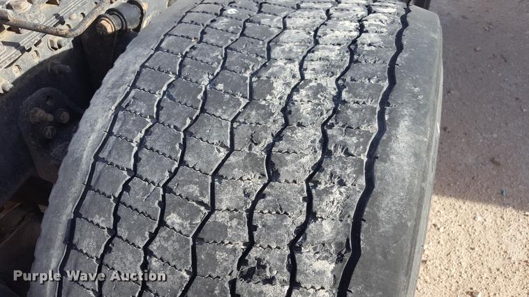 image for item L1639 2004 Freightliner Columbia semi truck