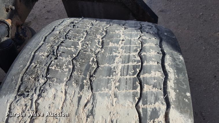 image for item L1639 2004 Freightliner Columbia semi truck