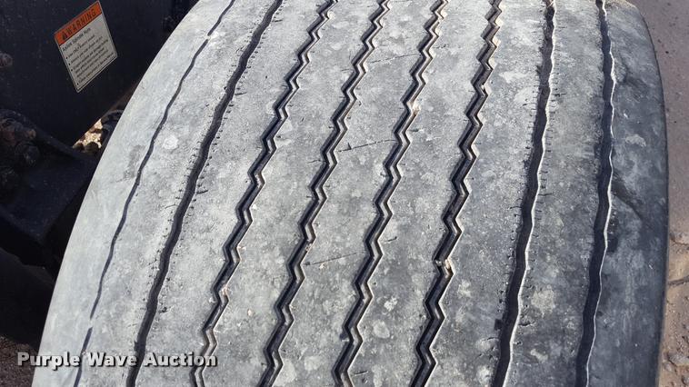 image for item L1639 2004 Freightliner Columbia semi truck