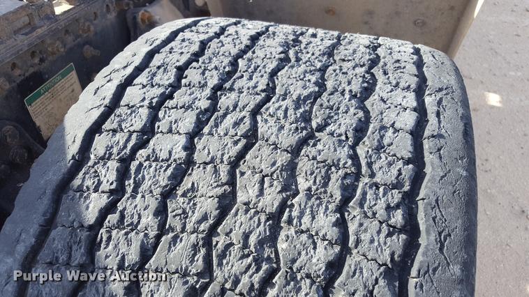 image for item L1639 2004 Freightliner Columbia semi truck