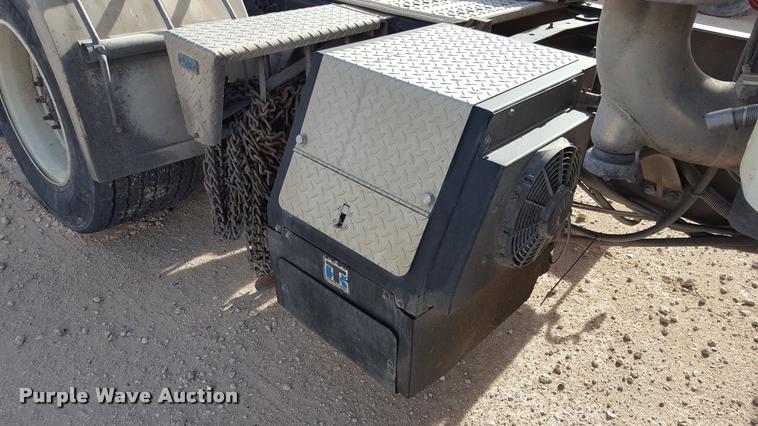 image for item L1639 2004 Freightliner Columbia semi truck