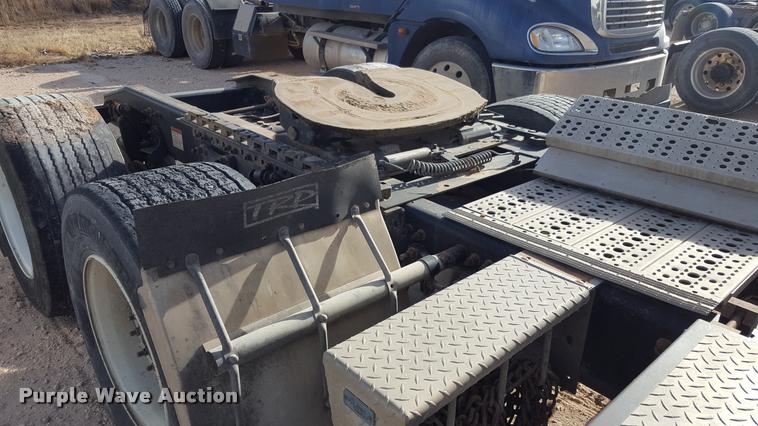 image for item L1639 2004 Freightliner Columbia semi truck