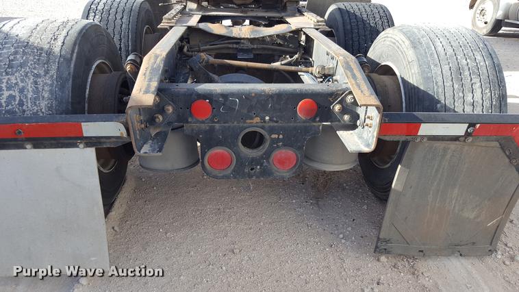 image for item L1639 2004 Freightliner Columbia semi truck