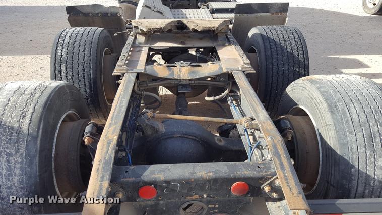 image for item L1639 2004 Freightliner Columbia semi truck