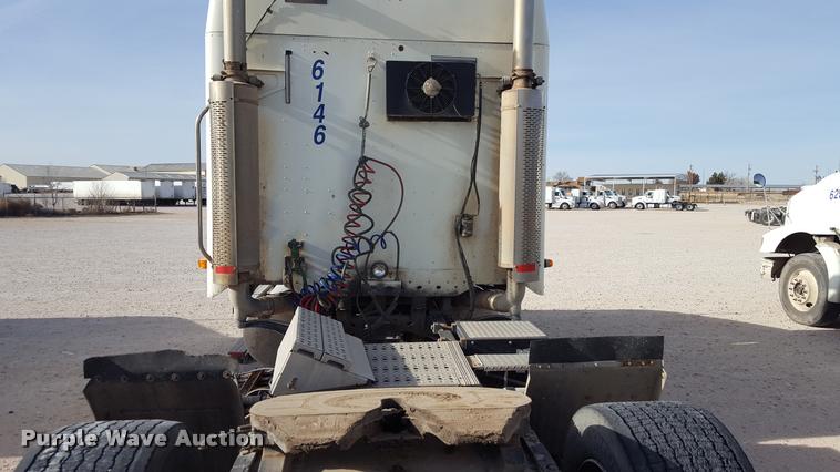 image for item L1639 2004 Freightliner Columbia semi truck