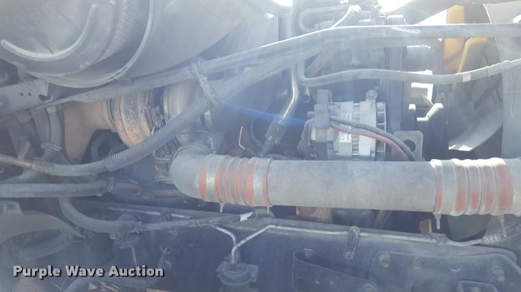 image for item L1639 2004 Freightliner Columbia semi truck