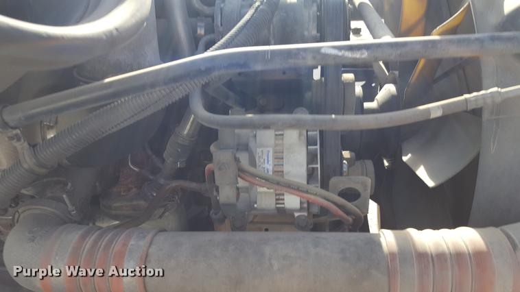 image for item L1639 2004 Freightliner Columbia semi truck