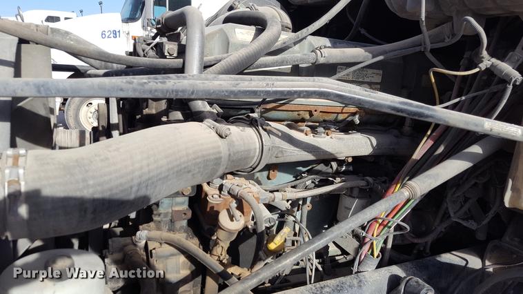 image for item L1639 2004 Freightliner Columbia semi truck