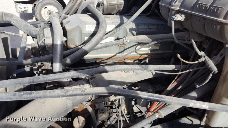 image for item L1639 2004 Freightliner Columbia semi truck