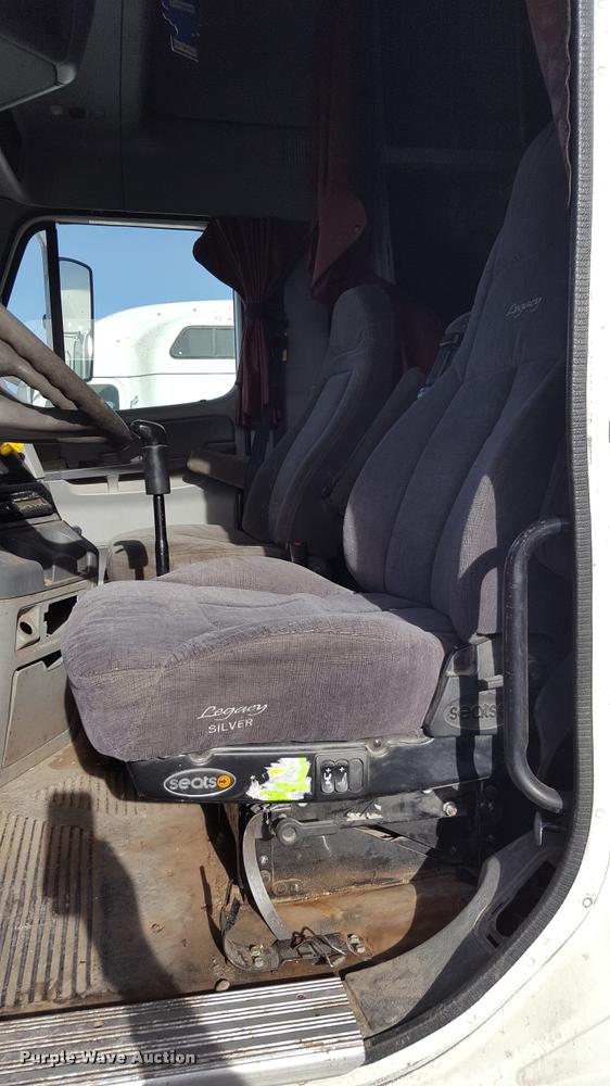 image for item L1639 2004 Freightliner Columbia semi truck