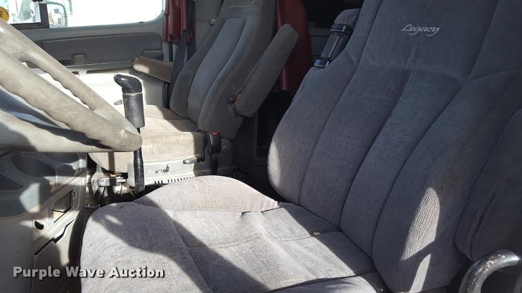 image for item L1639 2004 Freightliner Columbia semi truck