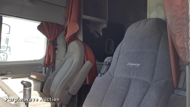 image for item L1639 2004 Freightliner Columbia semi truck