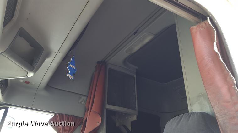 image for item L1639 2004 Freightliner Columbia semi truck