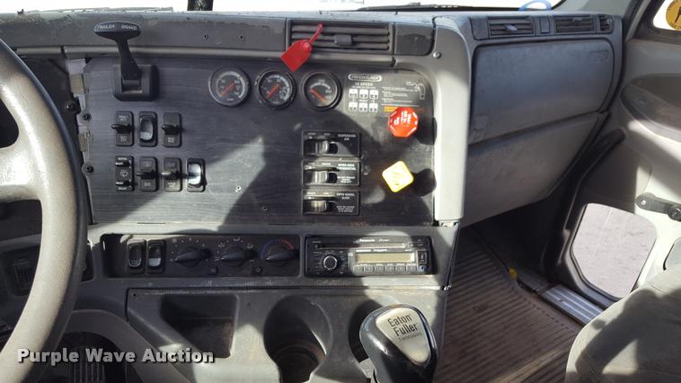 image for item L1639 2004 Freightliner Columbia semi truck