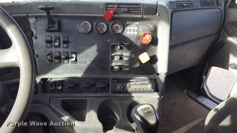 image for item L1639 2004 Freightliner Columbia semi truck